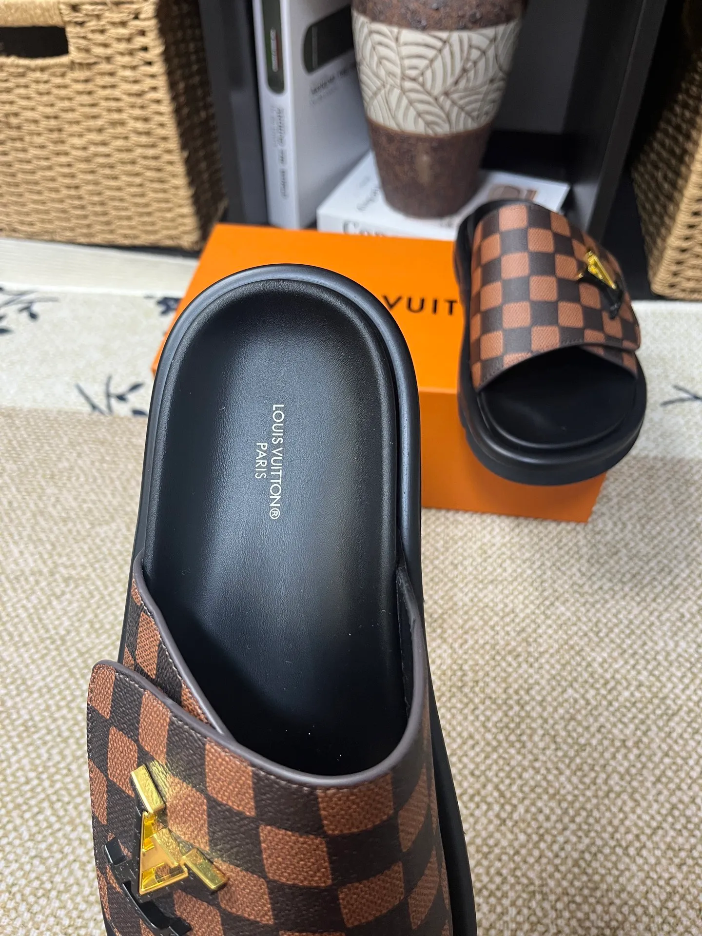 P340 [New Style] [LOUIS VUITTON] Louis Vuitton, LV printing, men's and women's slippers are now on the market, packed in drawer boxes with cloth bags and cards, the upper pattern looks very soft and waxy, and is a super versatile leg slimming tool. Fabric: imported denim/canvas/old fabric, LV hardware LOGO, official website pattern printing, comfortable to wear, feet: high-elastic PU water table. Sole: foam sole, heel height: about 5cm. Code number: 35-46, 35, 45, 46 are custom-made and non-returnable. Color: multiple colors and styles available.